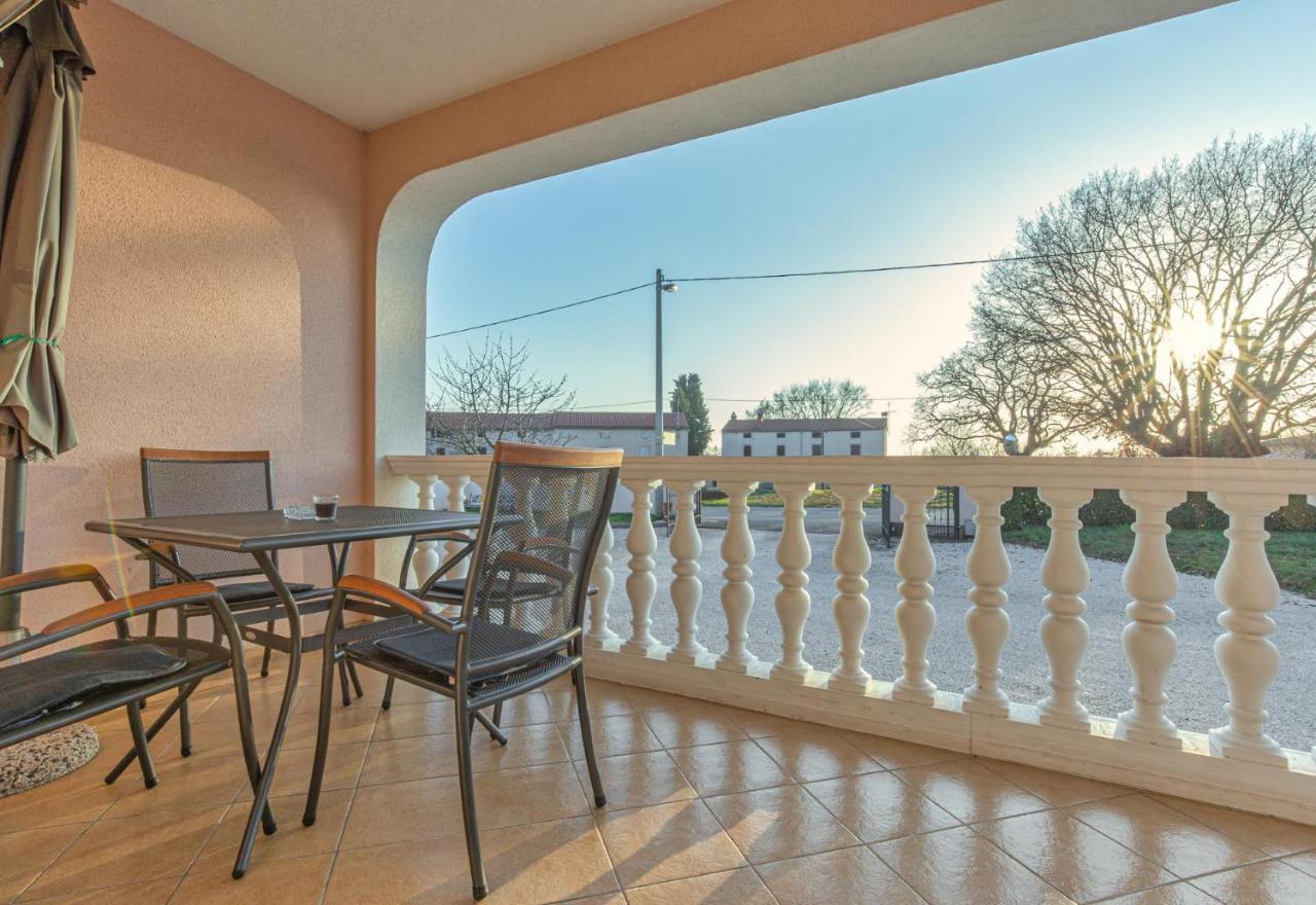 Ferienwohnung Koraca B4 Kirmenjak Exterior foto
